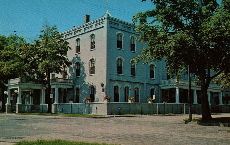 Chippewa Hotel (Hotel Chippewa) - Vintage Postcard (newer photo)